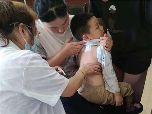 大竹县东柳中心卫生院开展三伏贴暨“中医药文化服务月”活动