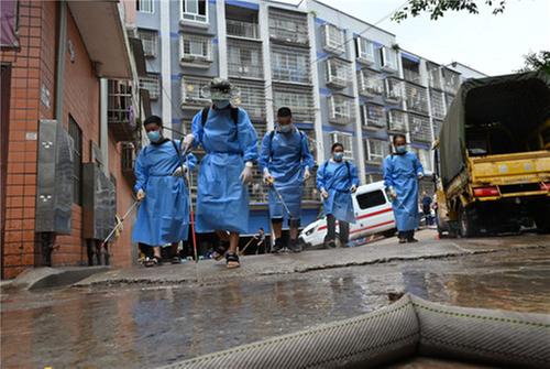 东兴区：救灾路上“天使”护航