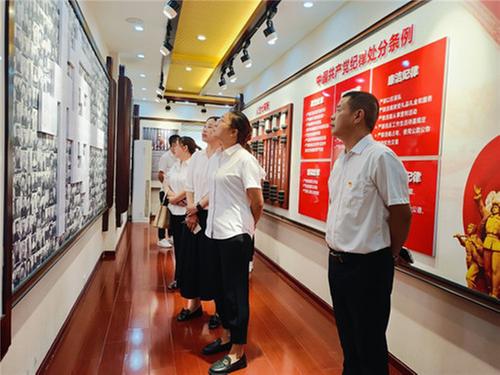 三台县立新镇中心卫生院到县检察院警示教育基地接受现场教育