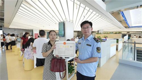 广安市市场监督管理局经开区分局发出政务大厅搬迁后新窗口第一张营业执照