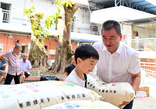 东兴区：爱心涌进敬老院