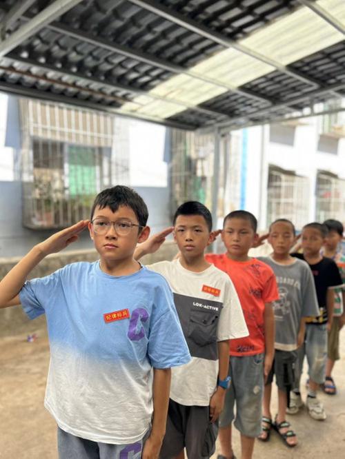 西南石油大学为大凉山的小朋友们开展国防教育课