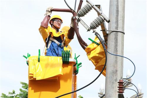 带电作业保供电 高竹新区用电无忧