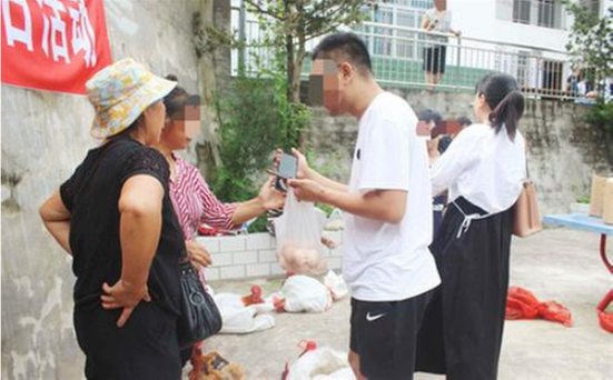 三台县新生镇中心卫生院参加“以购代扶 以购代捐”赶集日活动