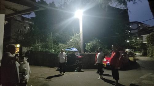巴州区东城街道：安装路灯暖民心 群众点赞送锦旗