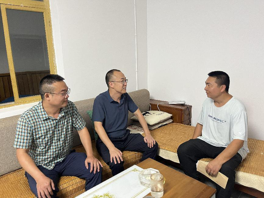 巴州区第十一小学走访慰问退役军人