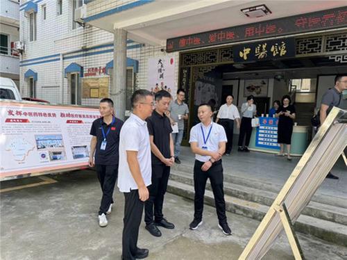 三台县人大常委会副主任彭涛、副县长白明一行到县永明镇卫生院调研