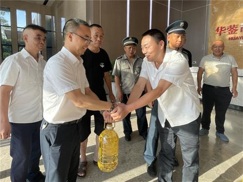 华蓥市发展投资集团开展“退役不褪色 情暖在八一”慰问活动