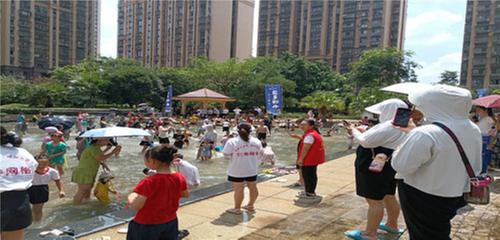 仁寿县八里社区举办嘉和未来城第一届泼水节活动