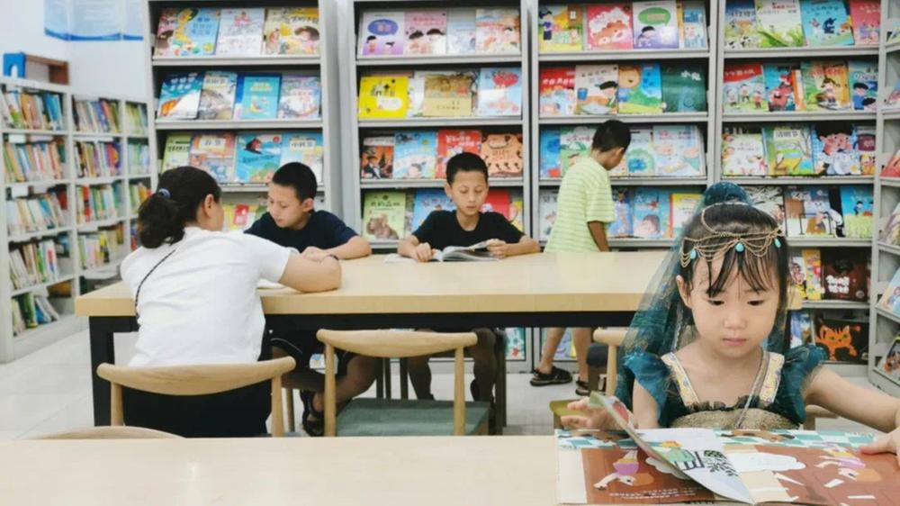 青神县：浓浓书香伴暑假 图书馆里“充电”忙