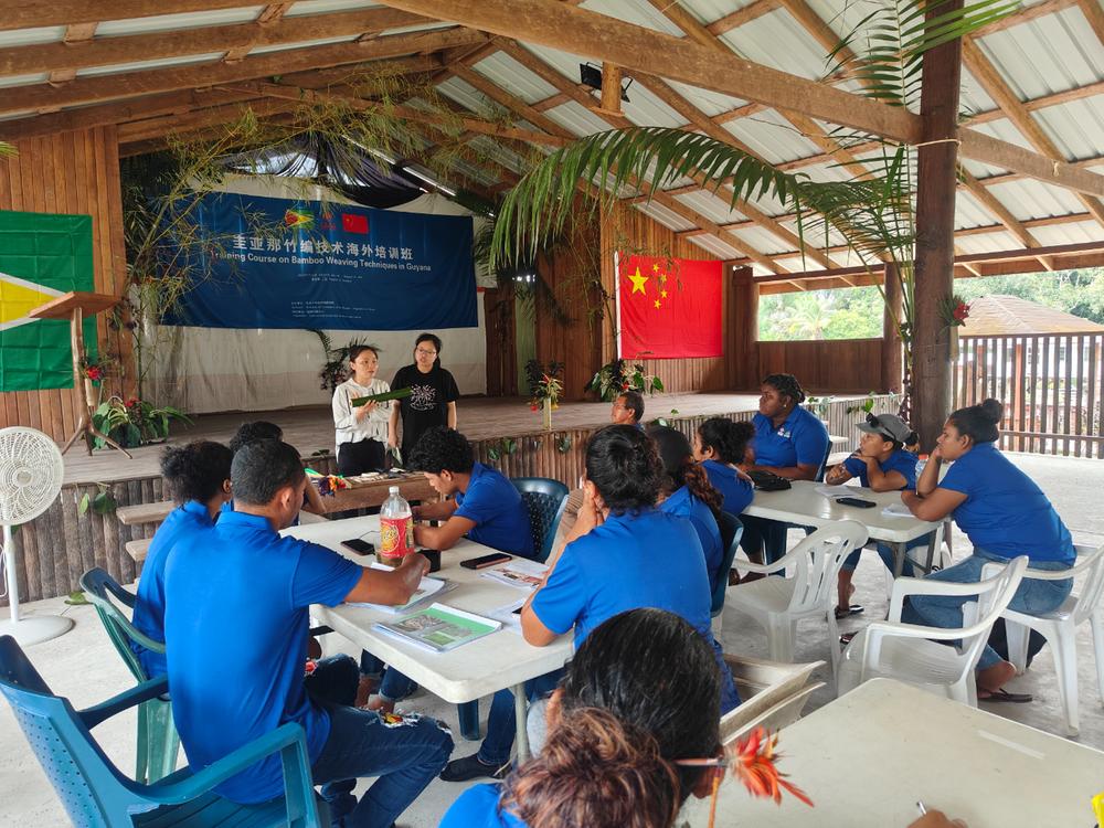 青神竹编技师在圭亚那开展培训