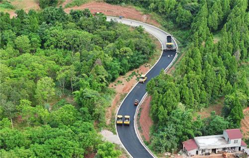 东兴区：战高温 筑路忙