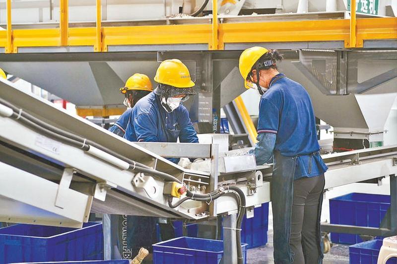 “吃”进废料 “吐”出资源