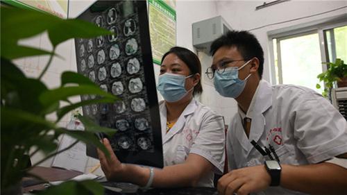 东兴区：基层医院抢占“人才高地”