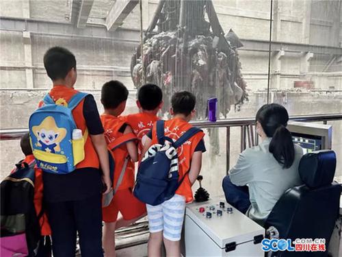 眉山：“小记者”走进垃圾处理超级工厂，探寻生活垃圾如何变废为宝