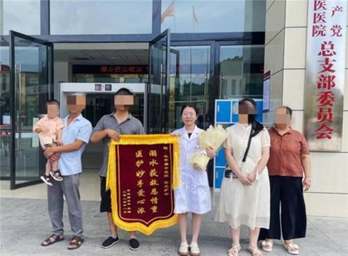 盐亭县中医医院、九龙镇卫生院医生并肩救治落水群众