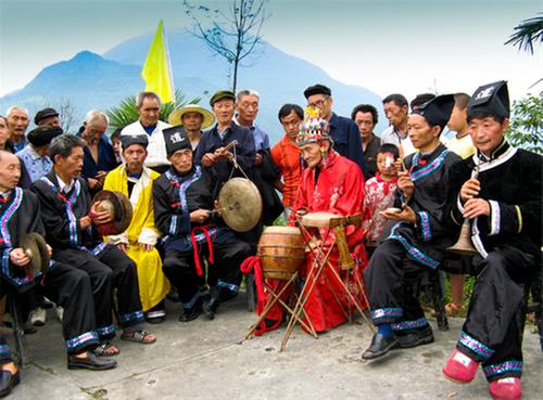 八月，怎能不去洪雅复兴村参与篝火晚会！