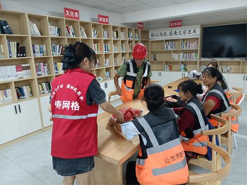 仁寿县怀仁街道八里社区开展“战高温，不服暑”志愿服务活动