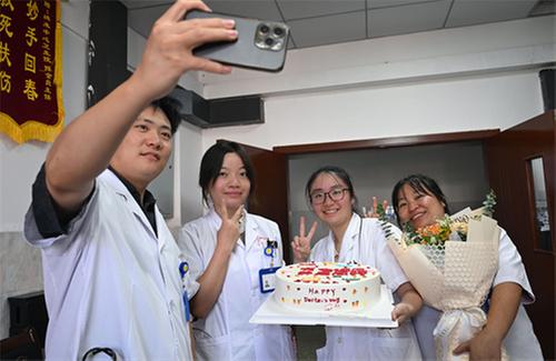 东兴区：医师节 我在岗