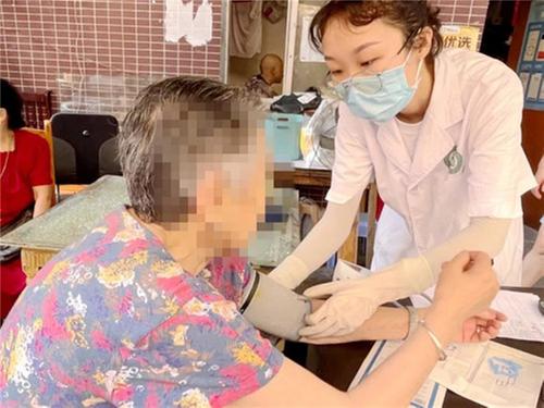 烈日下的温情守护 家医构筑幸福生活桥