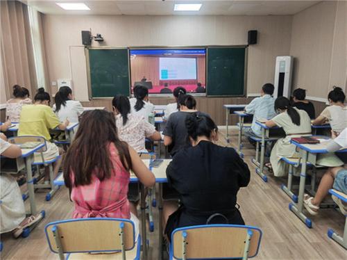 南江县下两镇小学开展2024年义务教育新修订教材培训