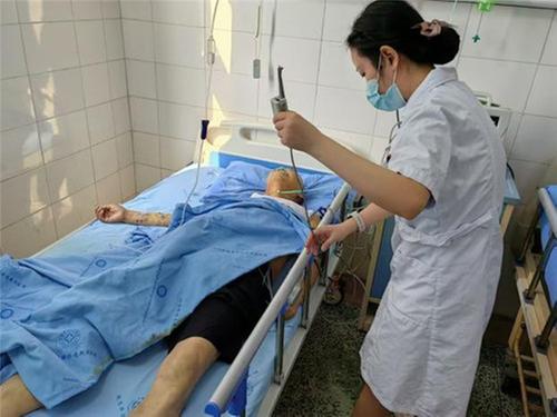 什邡市师古中心卫生院医护人员护送痴呆老人回家