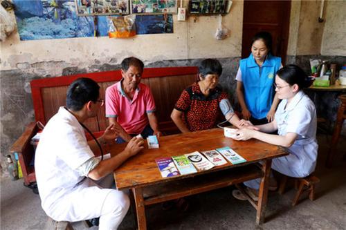 广安市：医疗上门零距离  家医服务暖村民