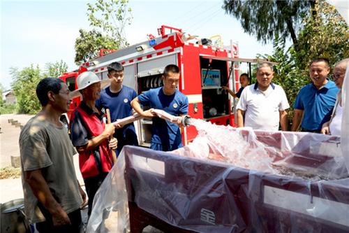 广安区：村民干旱缺水发愁 消防持续送水解忧