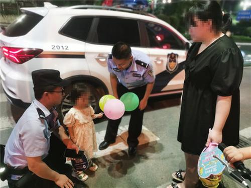 华蓥市警民携手帮助走失小女孩找到家人