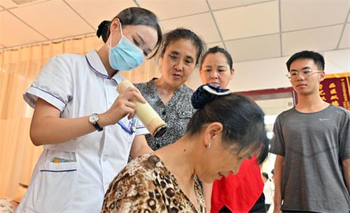 东兴区：政务开放日 零距离体验中医文化