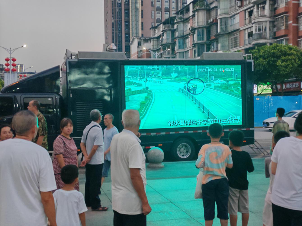 邻水县：公园广场 交警出动宣传车播放警示片