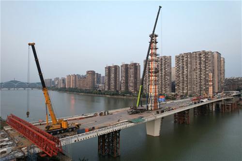 内江市：麻柳坝大桥主塔封顶