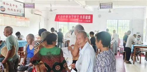 真情暖夕阳，隆昌市第二人民医院免费体检走进社区