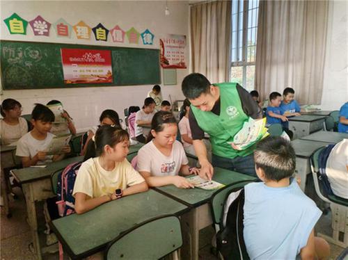 浓溪镇禁毒服务站开展2024年秋季开学毒品预防教育宣传活动