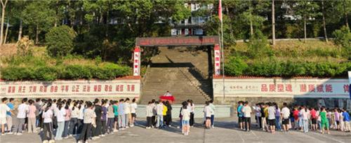 巴州区曾口镇店子小学开展法治教育主题活动