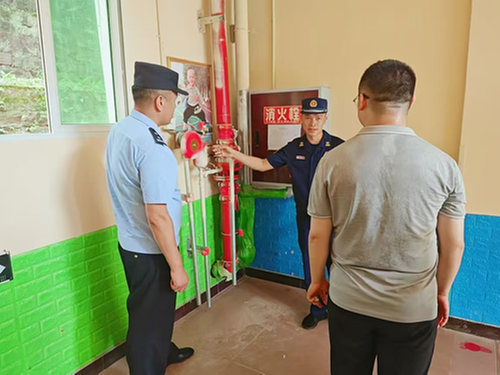 南江县下两镇小学联合多部门开展安全隐患大排查