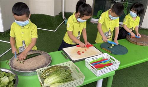 杨梅幼儿园师生一起吃大席过中秋