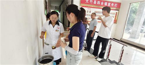 大竹县四合镇卫生院：夏日送汤药，关怀暖人心