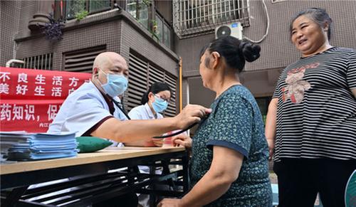 东兴区：打通服务群众健康“最后一米”