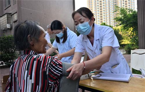 东兴区：健康使者进小区