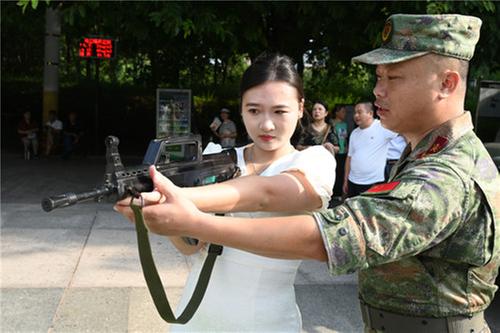 内江：国防教育进社区