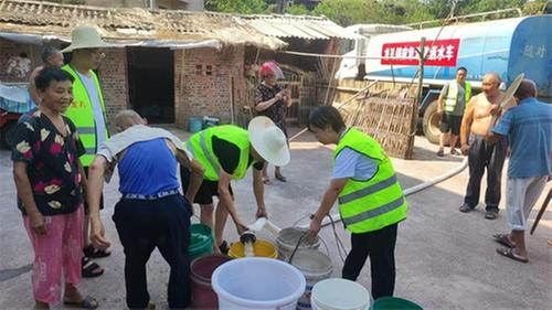 龙孔镇组织“应急队员＋志愿者”队伍持续开展送水行动