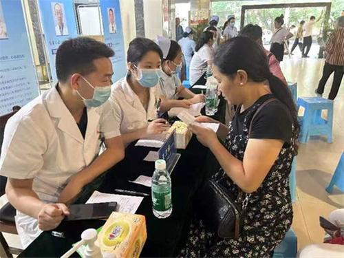 武胜县开展惠民义诊活动