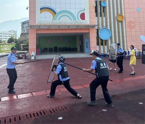 护“幼”成长 华蓥市高兴派出所开展幼儿园防恐防暴演练