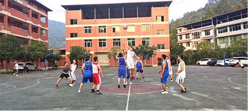 南江县下两镇小学开展“迎国庆”教师篮球赛