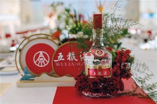 相聚宜宾三江口，五粮液《中餐厅》和美团圆宴展现中国美酒美食魅力