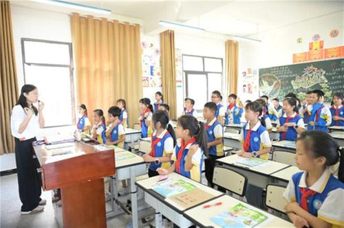 通江三小到火炬镇中心小学开展英语教研活动