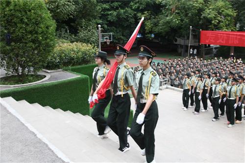 仁寿县文宫中学举行2024年秋季学期高一年级军训汇报表演