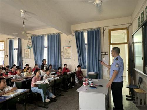 兴隆镇多部门联合开展“开学第一课”暨“防霸凌、禁毒反诈·护苗”进校园宣传活动