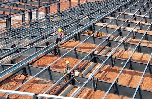 东兴区：挥汗战高温 项目建设忙